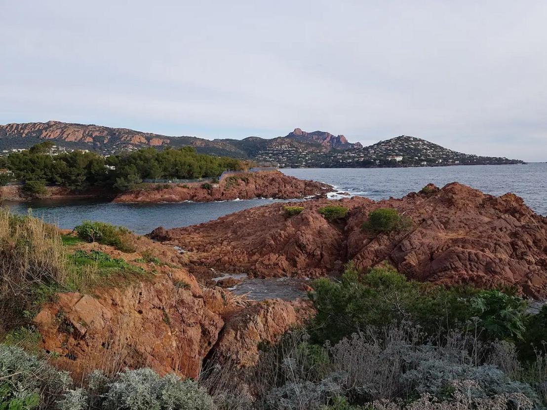 Appartements Modernes Vue Mer A Cap Esterel Сен-Рафаэль Экстерьер фото